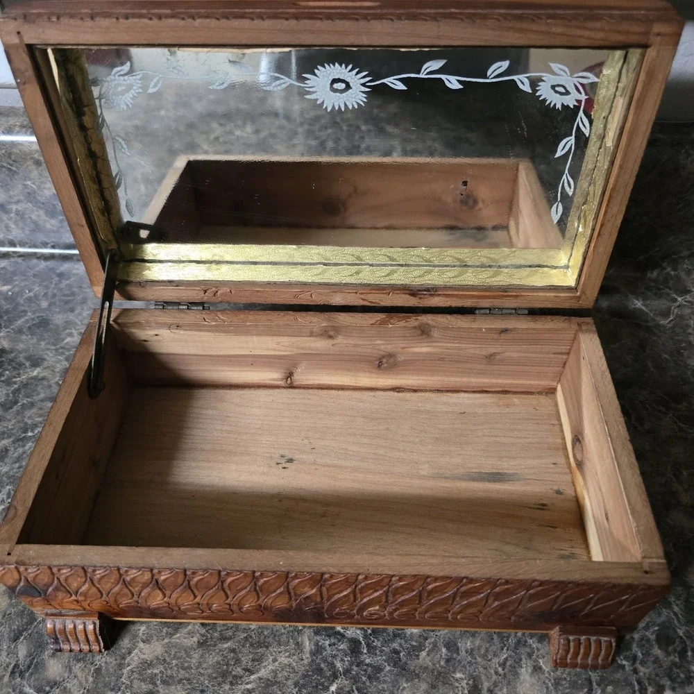 Vtg Mini Cedar Chest Footed‎ w/ Medallion & Decorative Front
